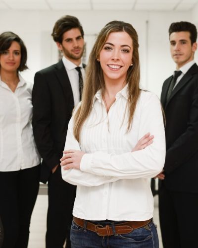 empleada-sonriente-sus-nuevos-companeros-trabajo_1139-311